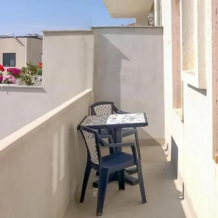 Lovely In With Kitchen Apartment *